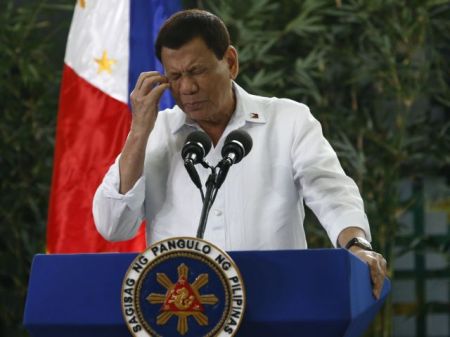 Ντουτέρτε απειλεί να απαγορεύσει στους Φιλιππινέζους να εργάζονται στη Μ. Ανατολή