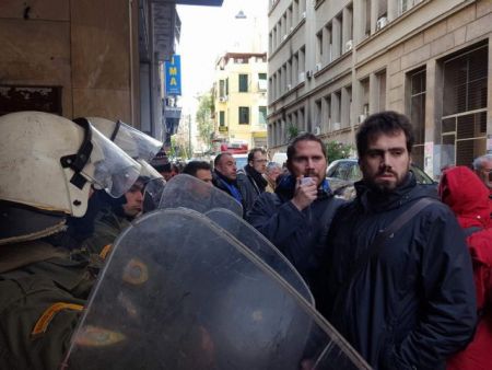 Διαμαρτυρία έξω από δικηγορικό γραφείο για τους πλειστηριασμούς