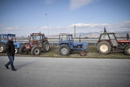 Μπλόκο αγροτών στη Φλώρινα μετά από αγροτική γενική συνέλευση