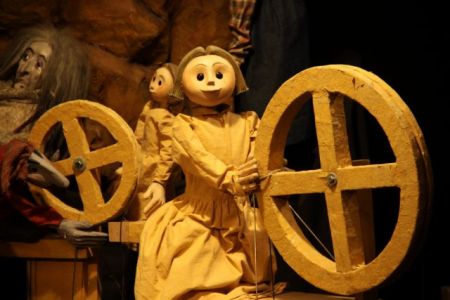 Μικροί και μεγάλοι παίζουν με… κούκλες!