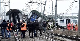 Τέσσερις νεκροί και 10 σοβαρά τραυματίες σε εκτροχιασμό τρένου κοντά στο Μιλάνο