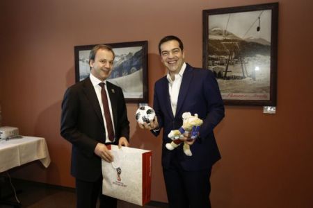 Μπάλα και μασκότ του Μουντιάλ δώρισε στον Τσίπρα ο Ντβόρκοβιτς