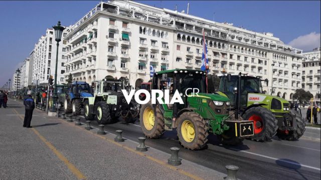 Θεσσαλονίκη: Τρακτέρ έκλεισαν συμβολικά την πλατεία ΧΑΝΘ (video)