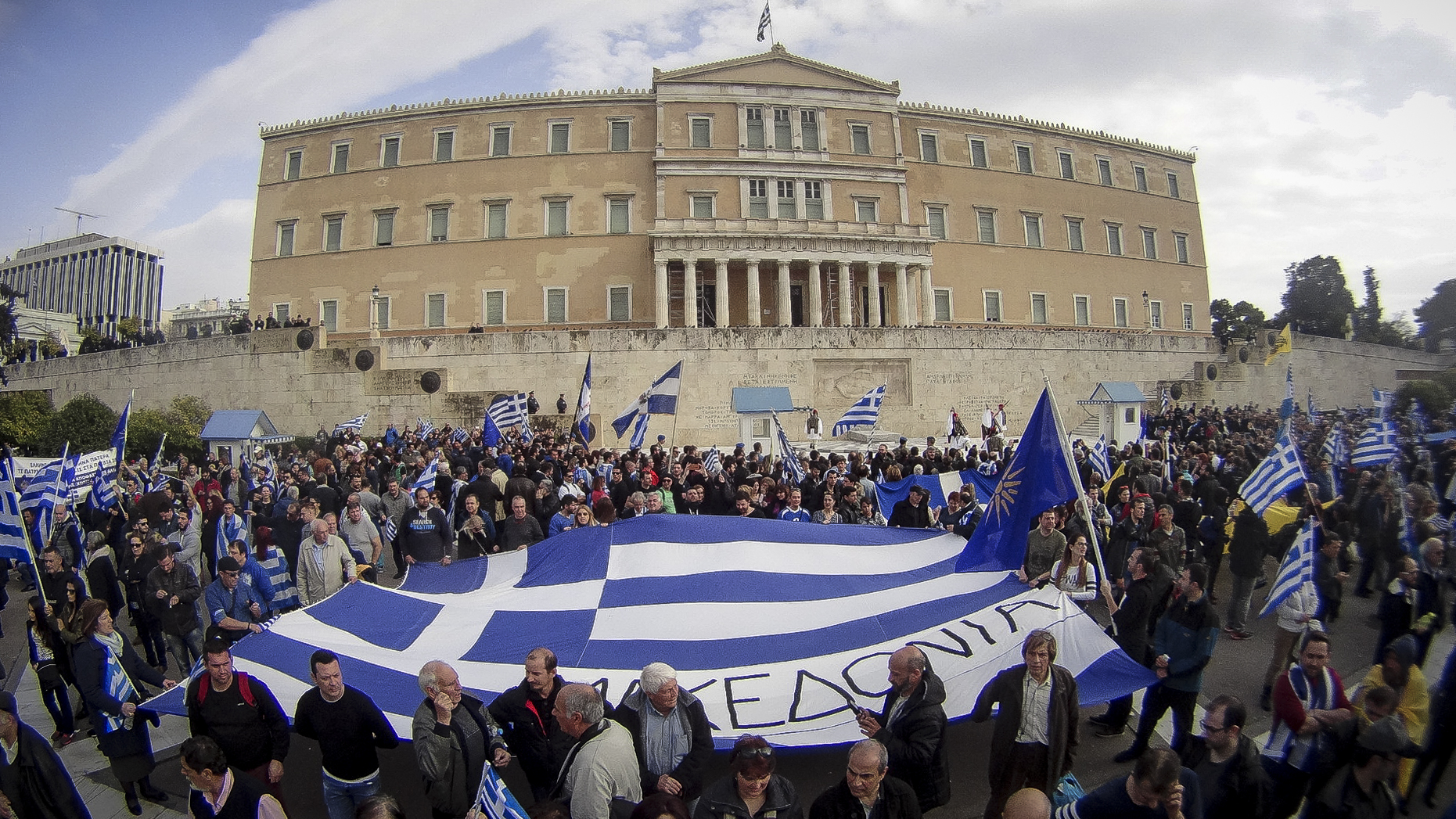 Οριακά αποδέχονται τη σύνθετη ονομασία για την πΓΔΜ οι Έλληνες