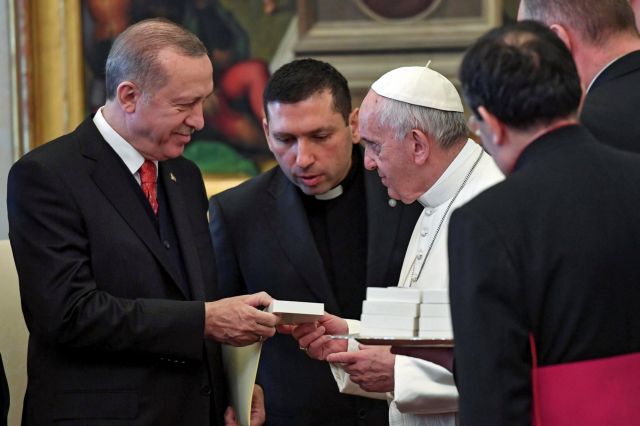 Ο πάπας δώρισε στον Ερντογάν «τον άγγελο της ειρήνης»