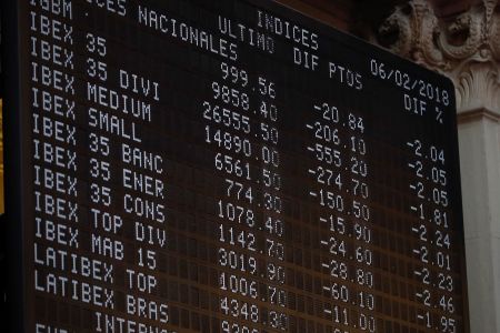 Reuters: Η Ελλάδα περιμένει να καταλαγιάσει η σκόνη για να βγει στις αγορές