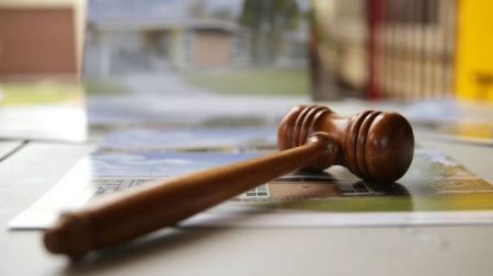 Αναστέλλεται η διαδικασία των πλειστηριασμών στα Ειρηνοδικεία Αθηνών-Πειραιώς-Αιγαίου