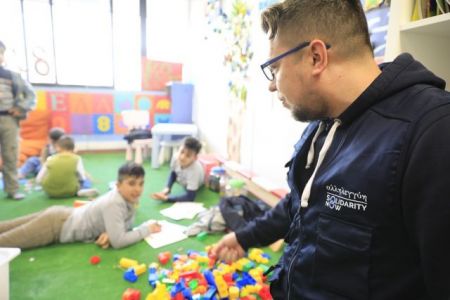 Μία μπλε κουκκίδα, ανάσα ζωής για τους πρόσφυγες