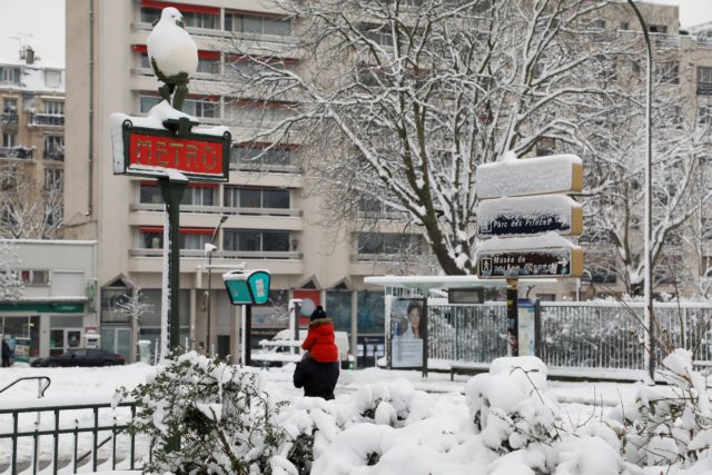 Χάος στο Παρίσι λόγω χιονιού – Εγκλωβισμένοι οδηγοί στην εθνική οδό