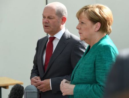 Economist: «Πιο συμφιλιωτικός από τον Σόιμπλε, ο Σολτς»