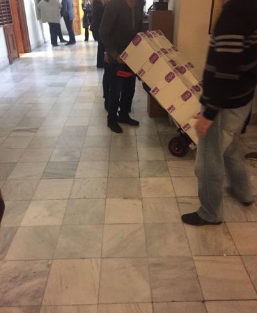 Παρατράγουδα στο γραφείο 131 της Βουλής όπου γίνεται η ανάγνωση της δικογραφίας Novartis