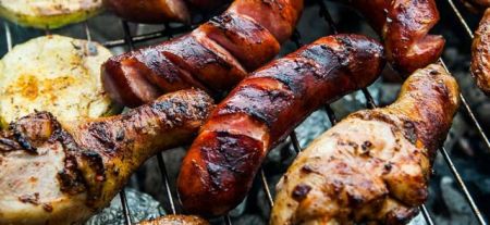 Τσικνοπέμπτη: Πώς να απολαύσετε το φαγητό – Συμβουλές για ευπαθείς καλοφαγάδες