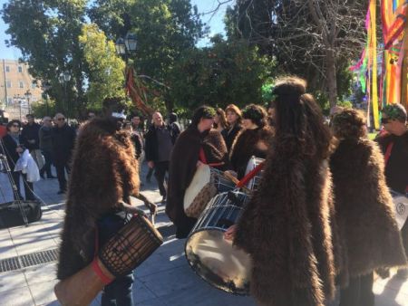 Με νταούλια και Κουδουνάτους η Τσικνοπέμπτη στο Σύνταγμα