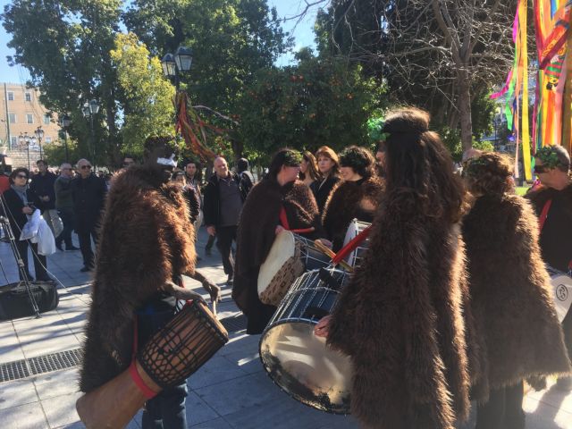Με νταούλια και Κουδουνάτους η Τσικνοπέμπτη στο Σύνταγμα