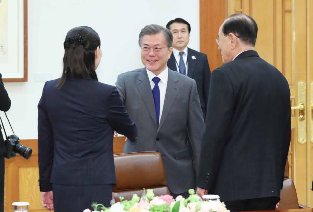 Ο Κιμ Γιονγκ Ουν προσκάλεσε στην Πιονγκγιάνγκ τον νοτιοκορεάτη πρόεδρο Μουν