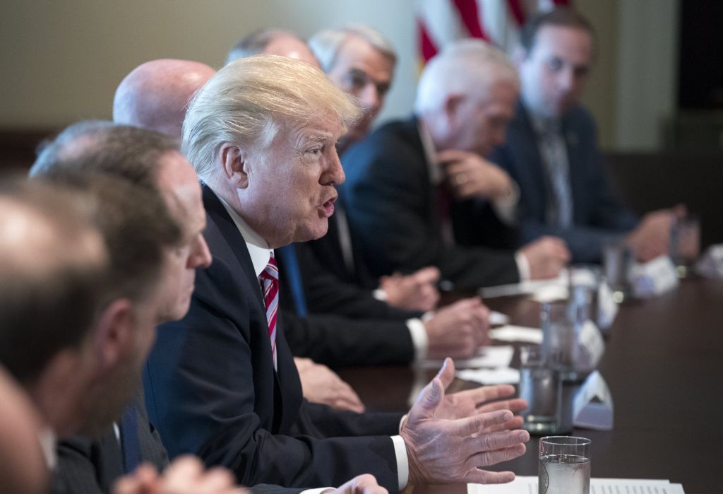 Με εμπορικές «κυρώσεις» απειλεί ο Τραμπ την Κίνα