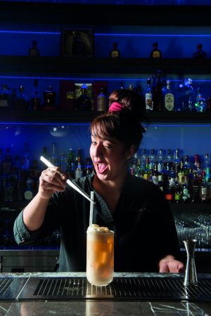 Η Μυρσίνη βάζει… τα ποτά