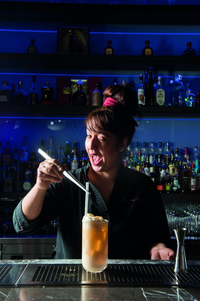 Η Μυρσίνη βάζει… τα ποτά