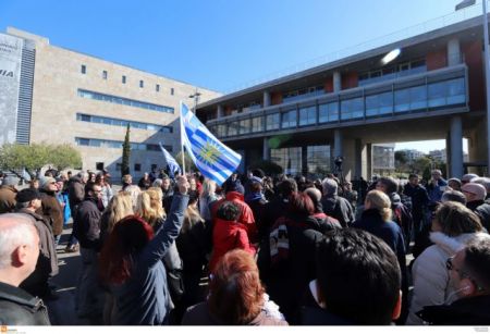 Διαμαρτυρία για τις δηλώσεις Μπουτάρη έξω από το δημαρχείο