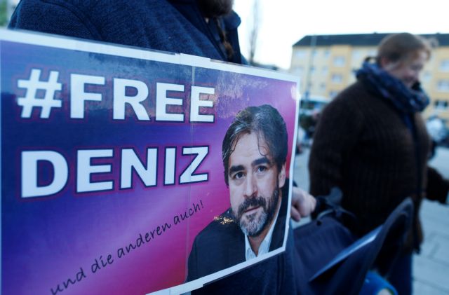 Τουρκία: Απελευθερώθηκε ο δημοσιογράφος Ντενίζ Γιουτζέλ