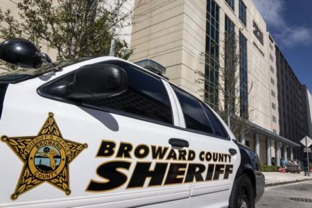 Τραμπ: Δειλός ο αστυνομικός που δεν αντέδρασε στο μακελειό της Φλόριντα