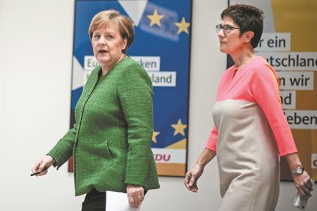 Οι φιλοδοξίες Μακρόν και οι ενστάσεις      Μέρκελ, Καρενμπάουερ