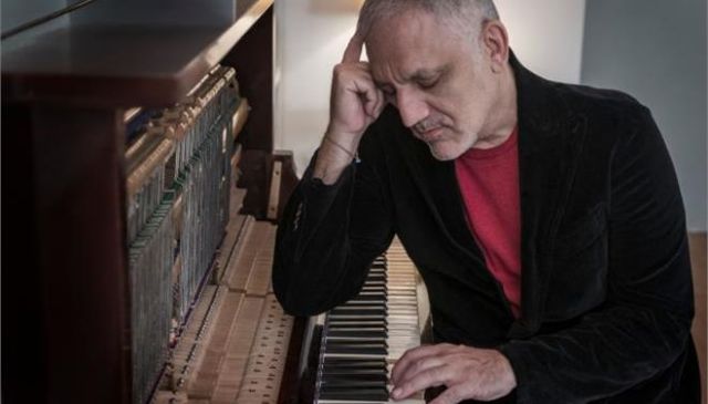 Πορτοκάλογλου: Έκλαιγα με μαύρο δάκρυ στο «Σαν απόκληρος γυρίζω»