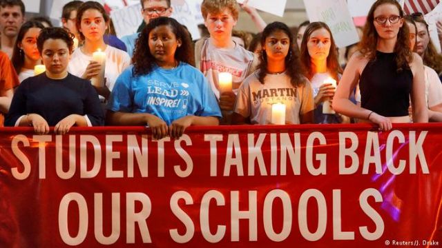 DW: Αναβρασμός για την ένοπλη βία στις ΗΠΑ