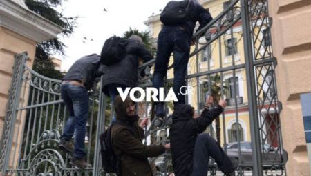 Θεσσαλονίκη: Απόπειρα εισβολής διαδηλωτών στο ΥΜΑΘ [Βίντεο]