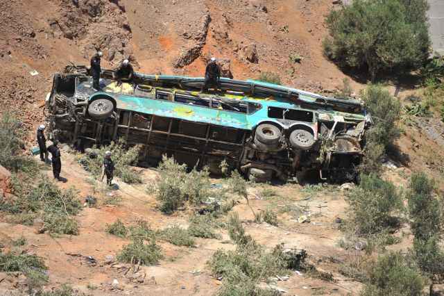 Λεωφορείο έπεσε σε φαράγγι στο Περού, 44 νεκροί