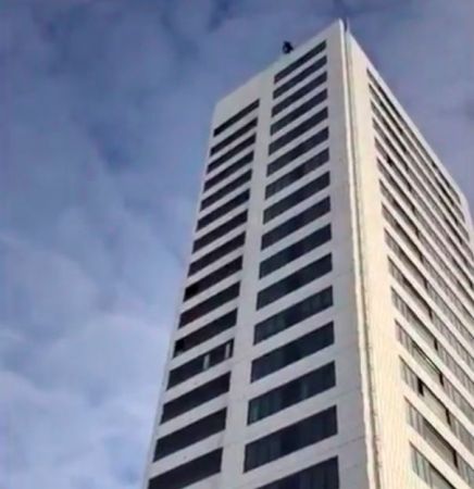 Στοκχόλμη: Πέφτει από πολυκατοικία αλλά δεν ανοίγει το αλεξίπτωτο