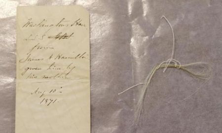 Μαλλιά και μουστάκια σε παλιά βιβλία