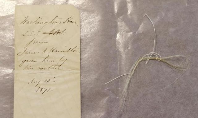 Μαλλιά και μουστάκια σε παλιά βιβλία