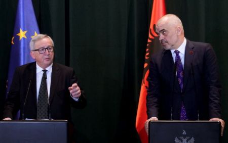 Γιούνκερ προς Ράμα: Λύστε τα προβλήματα με την Ελλάδα