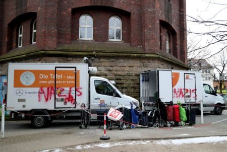 Η Μέρκελ διαφωνεί με τον αποκλεισμό αλλοδαπών από συσσίτιο