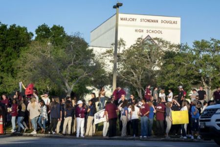 ΗΠΑ: Το λύκειο του μακελειού στη Φλόριντα υποδέχτηκε ξανά τους μαθητές