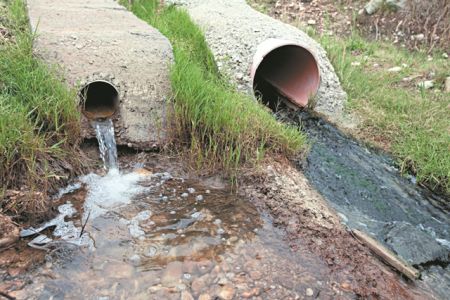 Τα λύματα πνίγουν τη χώρα