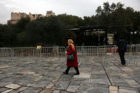 Λήστευαν τουρίστες με απειλή μαχαιριών στην Ακρόπολη