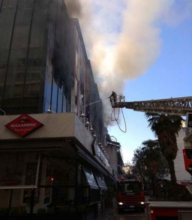 Στις φλόγες το κτίριο που στεγάζει την εφορία Λάρισας [Βίντεο]