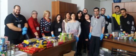 Πειραιάς: Τρόφιμα, ρούχα και είδη πρώτης ανάγκης για τους άστεγους