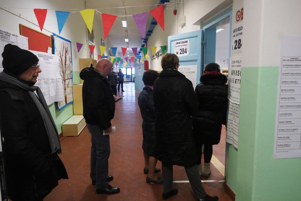 Λαϊκιστές και ακροδεξιούς ανέδειξαν στην πρώτη θέση οι ιταλικές κάλπες