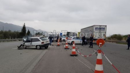 ΙΧ εμβόλισε περιπολικά και φορτηγό στην Αθηνών – Λαμίας