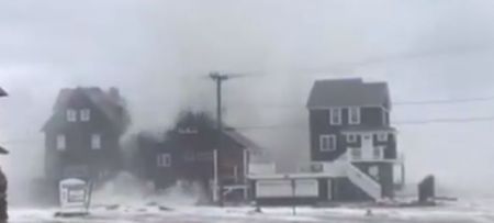 Κύματα περνούν πάνω από σπίτια στην Μασαχουσέτη [Βίντεο]