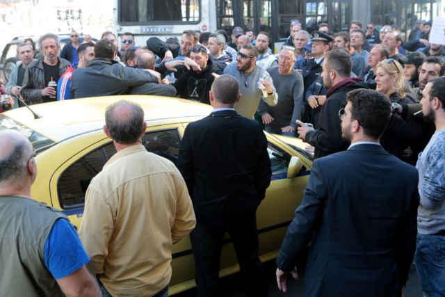 «Κούγκι» υπόσχονται οι ταξιτζήδες αν δεν ληφθούν μέτρα για την Uber