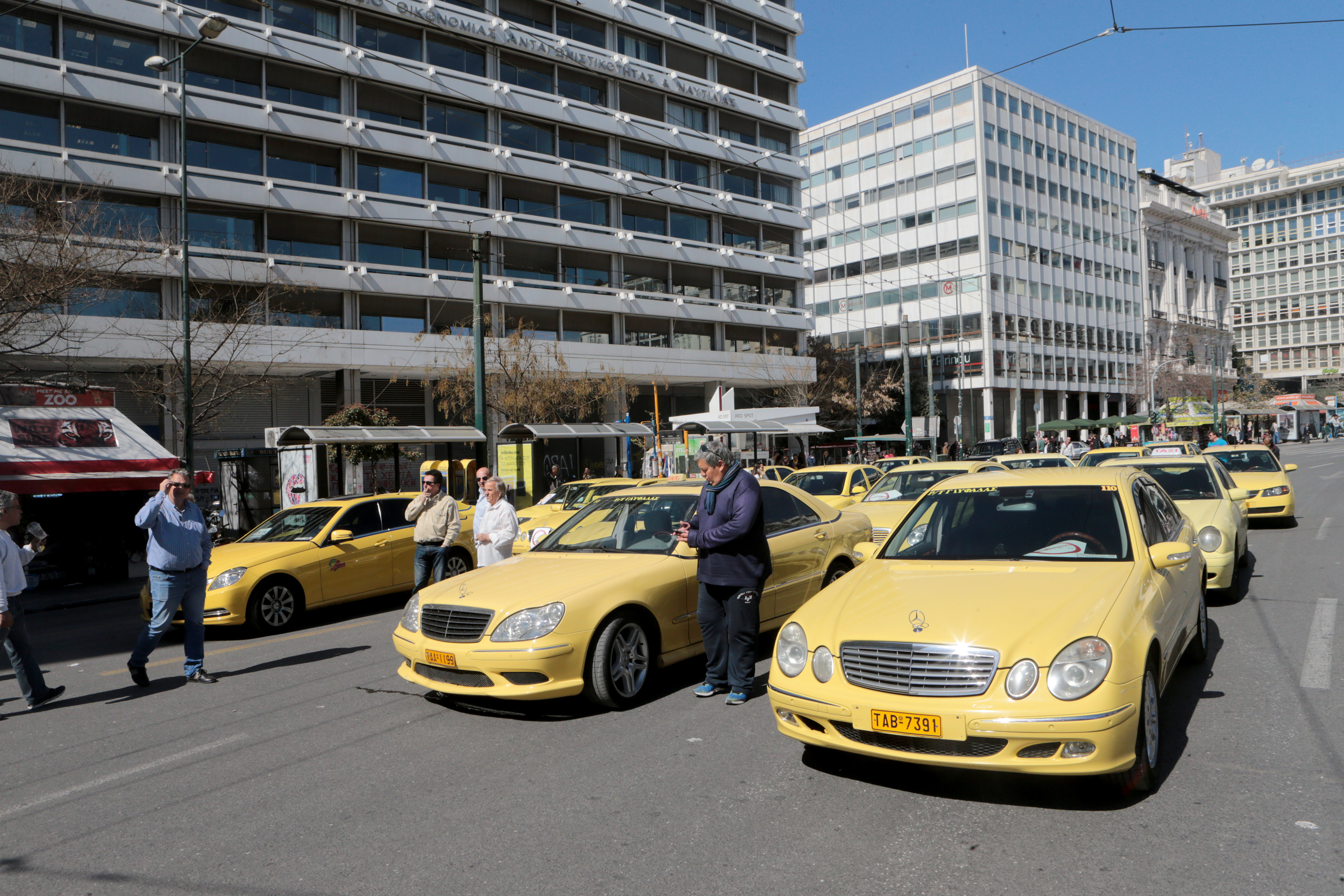 Στη Βουλή το νομοσχέδιο για τον ΚΟΚ των ταξί και τη μίσθωση τύπου Uber