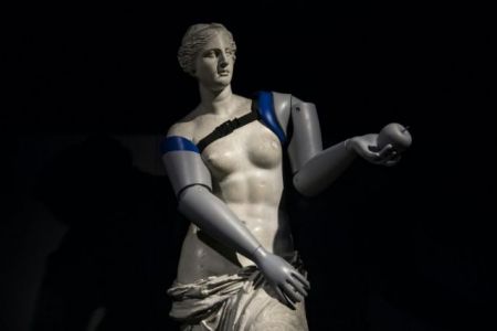 Η Αφροδίτη της Μήλου αποκτά προσθετικά μέλη για καλό σκοπό