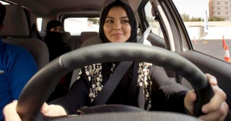 Σαουδική Αραβία: Οι γυναίκες θα μπορούν να αποκτήσουν άδεια οδήγησης