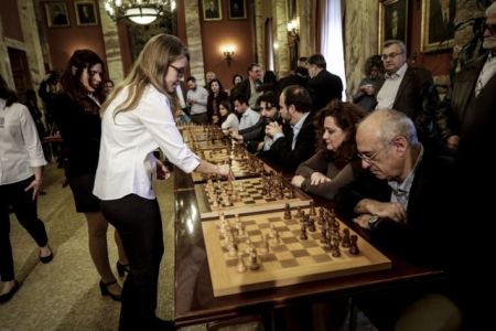 Η Βουλή μετατράπηκε σε απέραντη… σκακιέρα