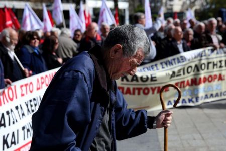Μισθωτοί – συνταξιούχοι: Πόσα θα χάσουν αν επικρατήσουν οι θέσεις του ΔΝΤ