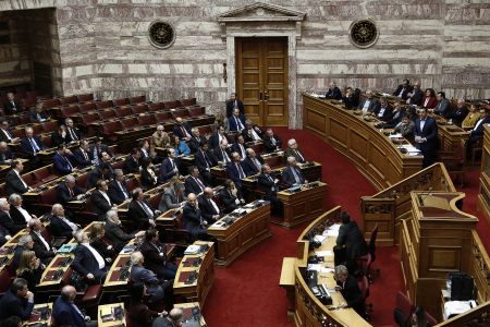 Διχάζει τα κόμματα η αναδοχή από ομόφυλα ζευγάρια